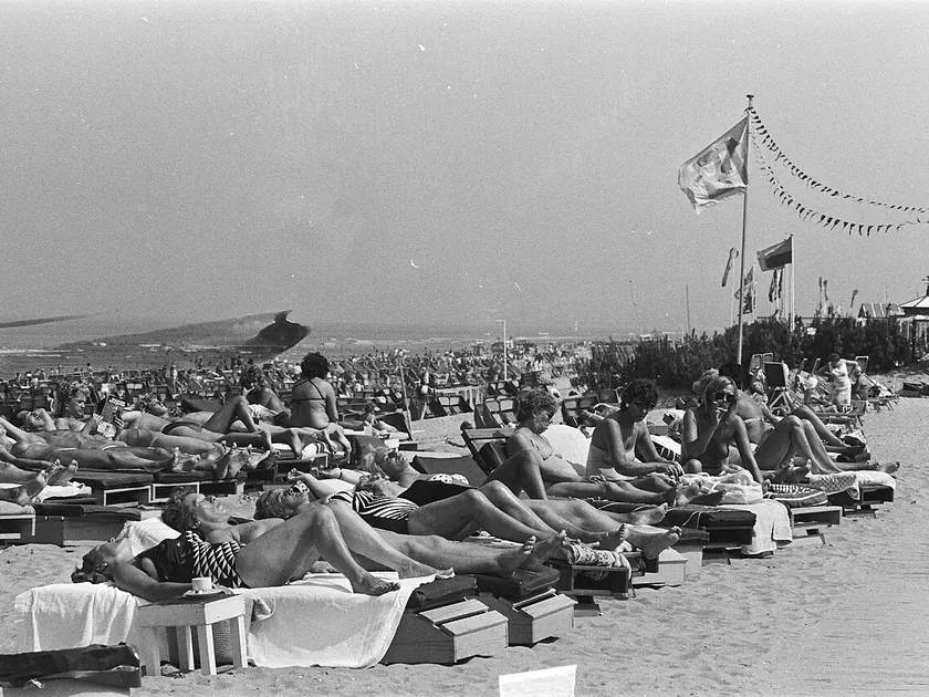 Zonnig strand Zandvoort