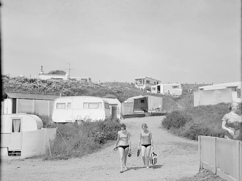 Caravans bij Zandvoort in de duinen