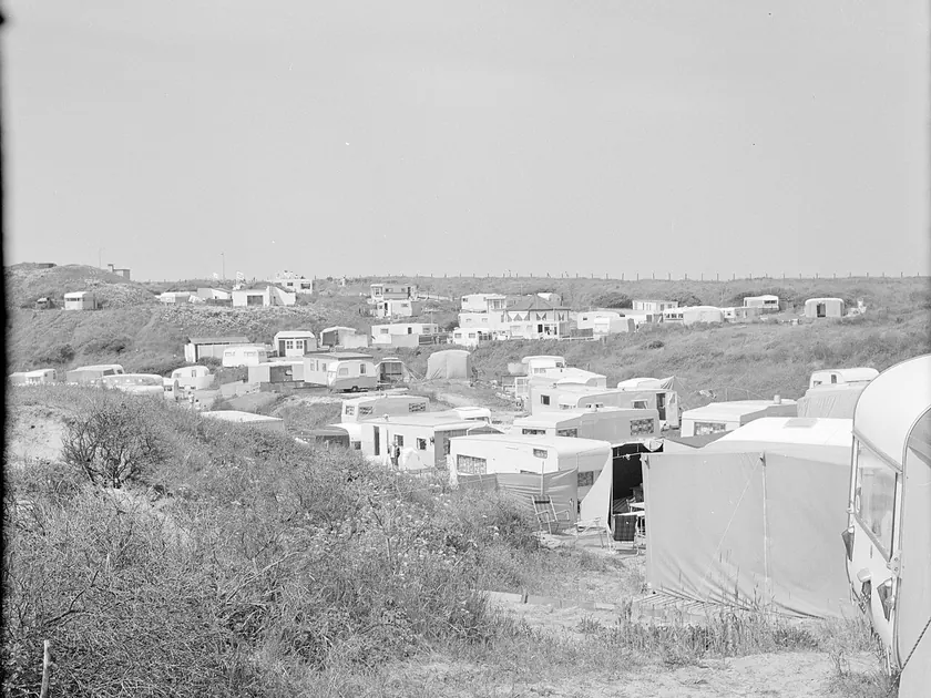 Caravans bij Zandvoort in de duinen