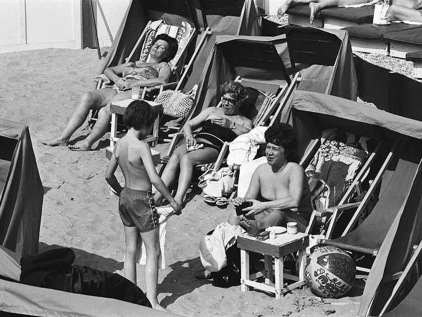 Zonnende mensen op het strand van Zandvoort vanwege het mooie weer