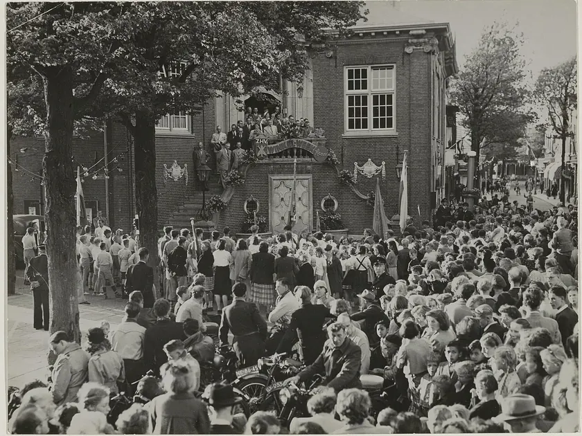 De opening van de sport- en winkelweek bij het raadhuis van Zandvoort, ziende in de Haltestraat