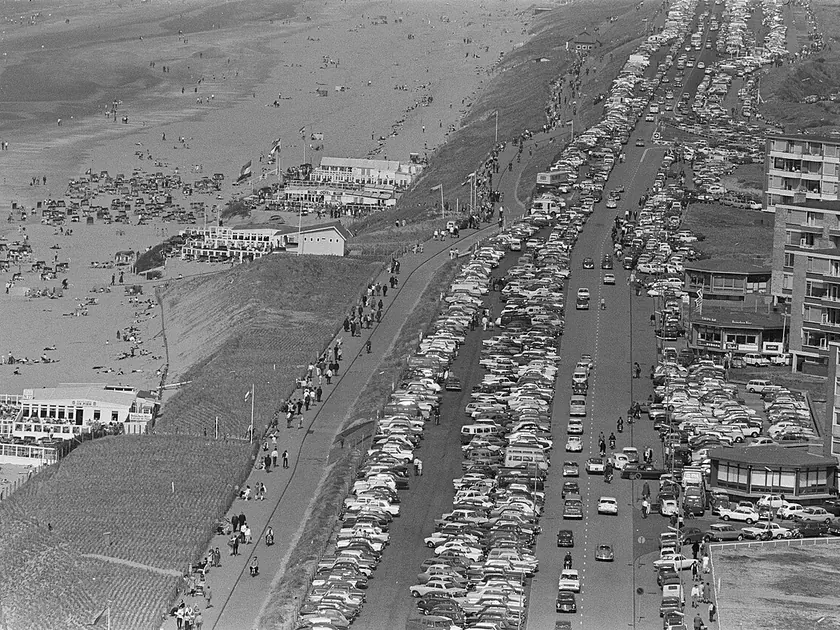 Zonaanbidders op strand Zandvoort boulevard, nr. 18 camping, overzicht