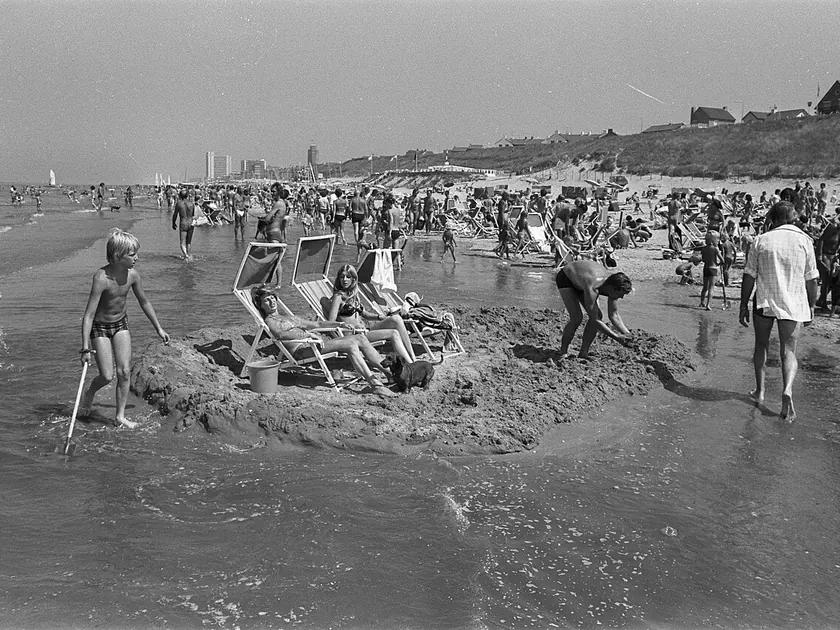 Zonnende mensen op een zelfgemaakt eilandje in Zandvoort