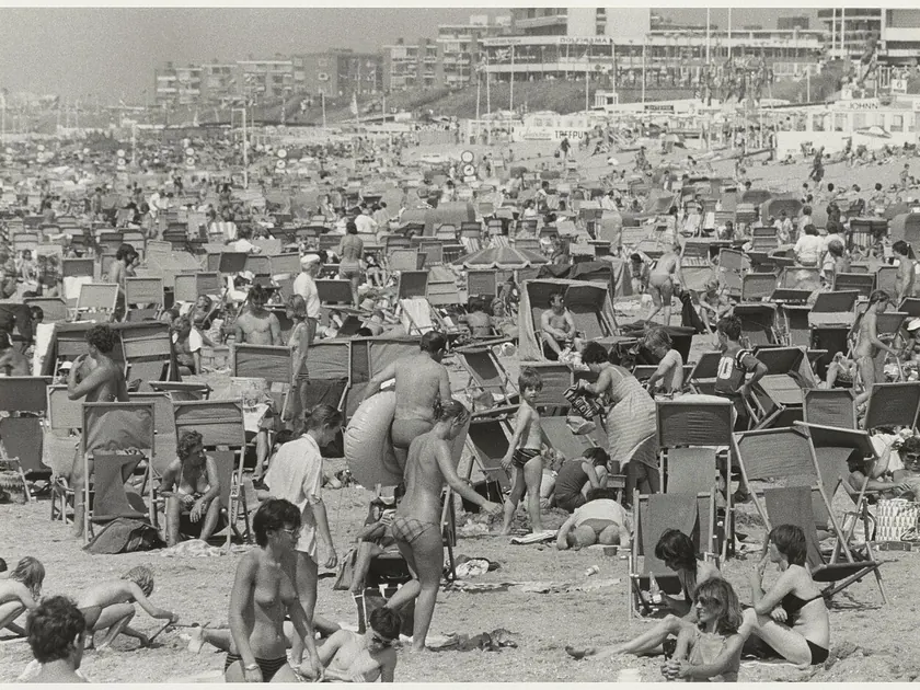 Overvol strand bij Zandvoort met de boulevard op de achtergrond