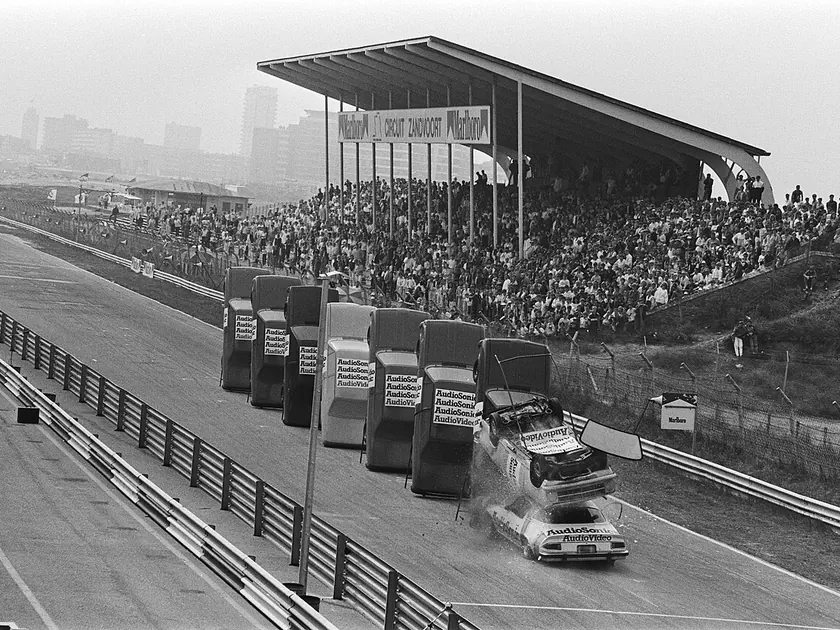 World record day op circuit Zandvoort auto's omver rijden