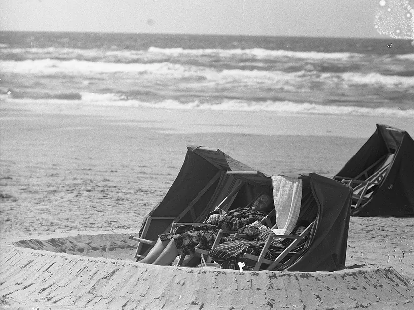 Zandvoort, op de banken aan de boulevard is het goed rust