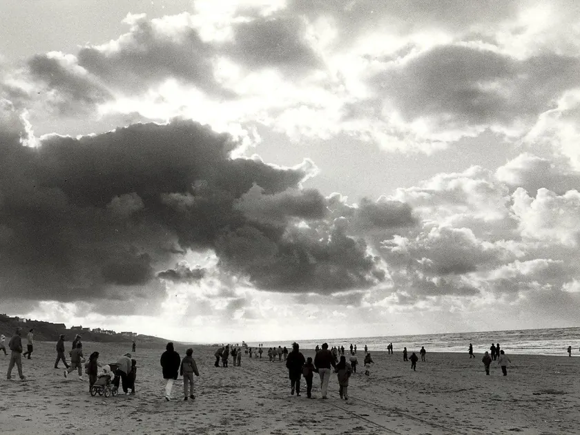 Een frisse strandwandeling te Zandvoort. Aangekocht in 1988 van United Photos de Boer bv. - Negatiefnummmer 28371 K 2-1 A. - Gepubliceerd in het Haarlems Dagblad van 16-11-1987. Identificatienummer 54